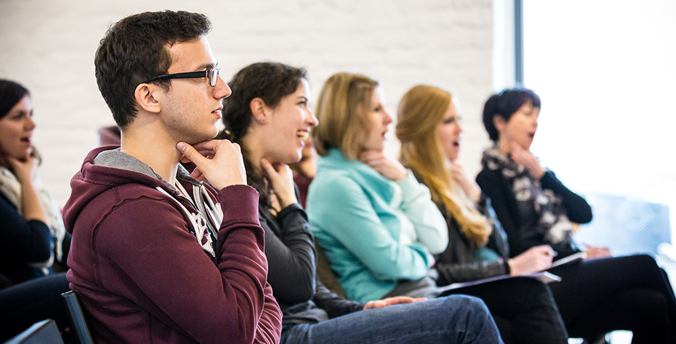 Teilnehmer üben gemeinsam