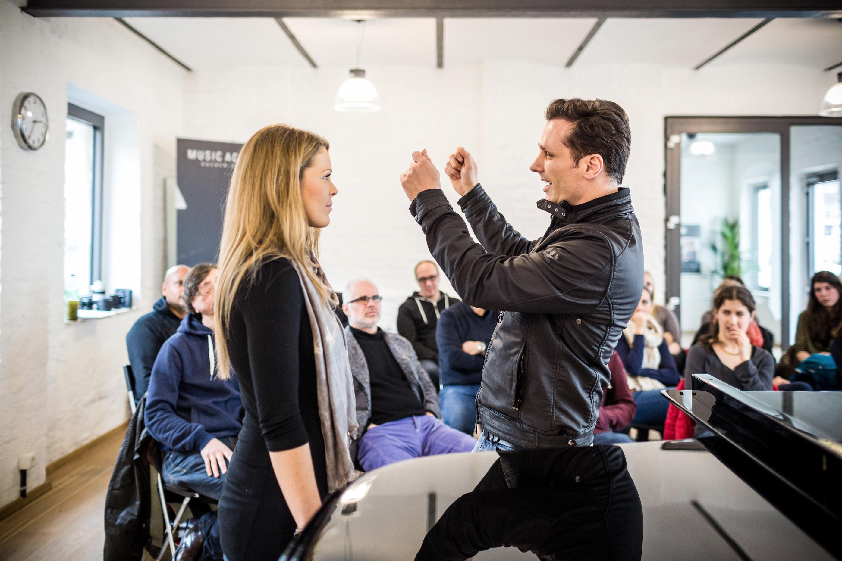 Mischa Züwerink coacht Teilnehmerin