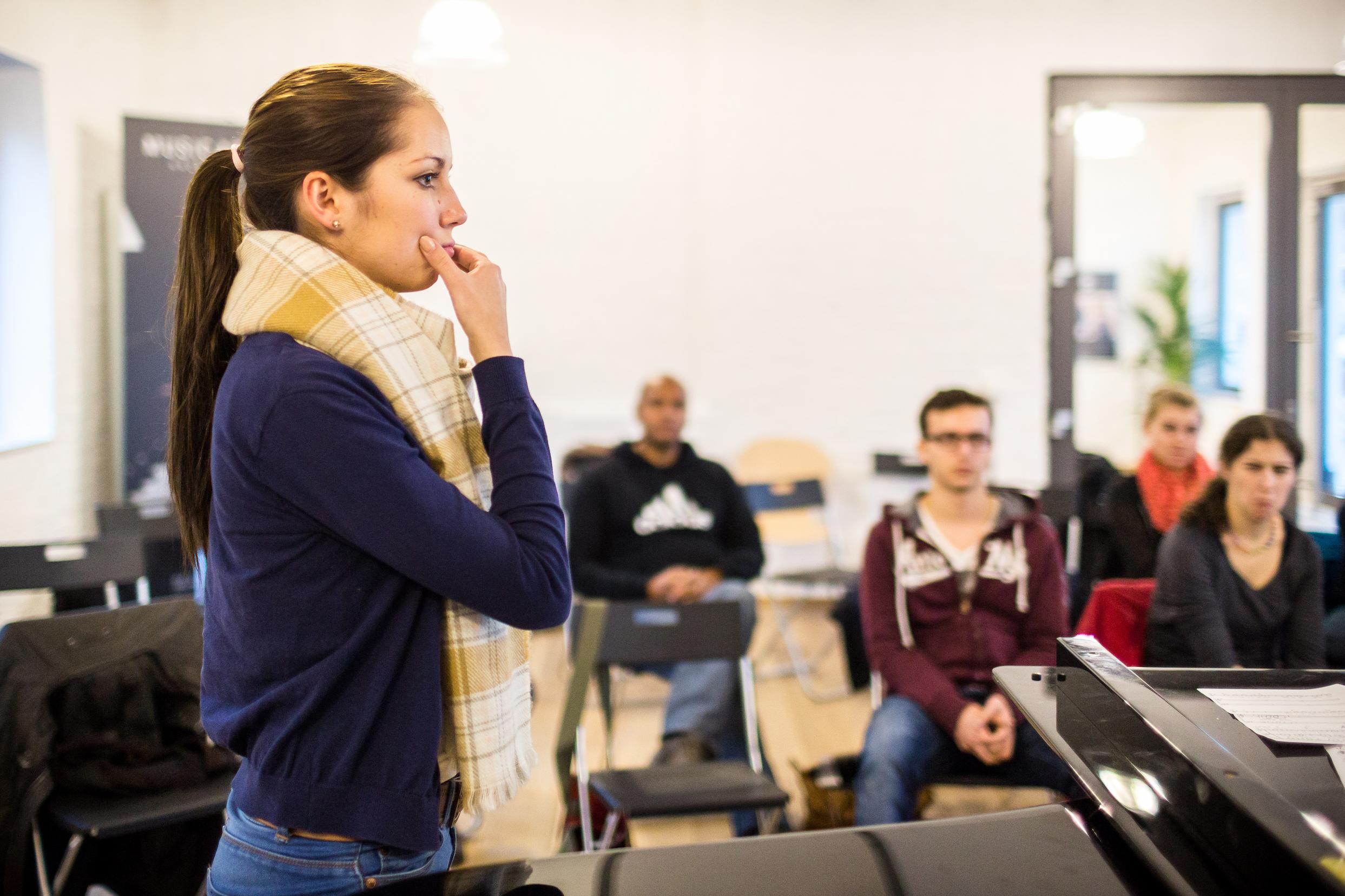 Teilnehmerin vor der Gruppe