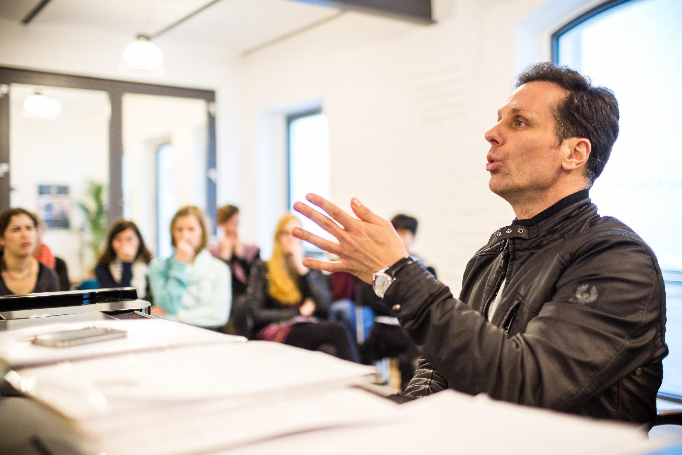 Mischa erklärt der Gruppe